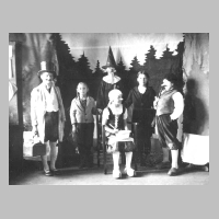 086-0029 Theaterauffuehrung in der Volksschule Roddau Perkuiken.jpg